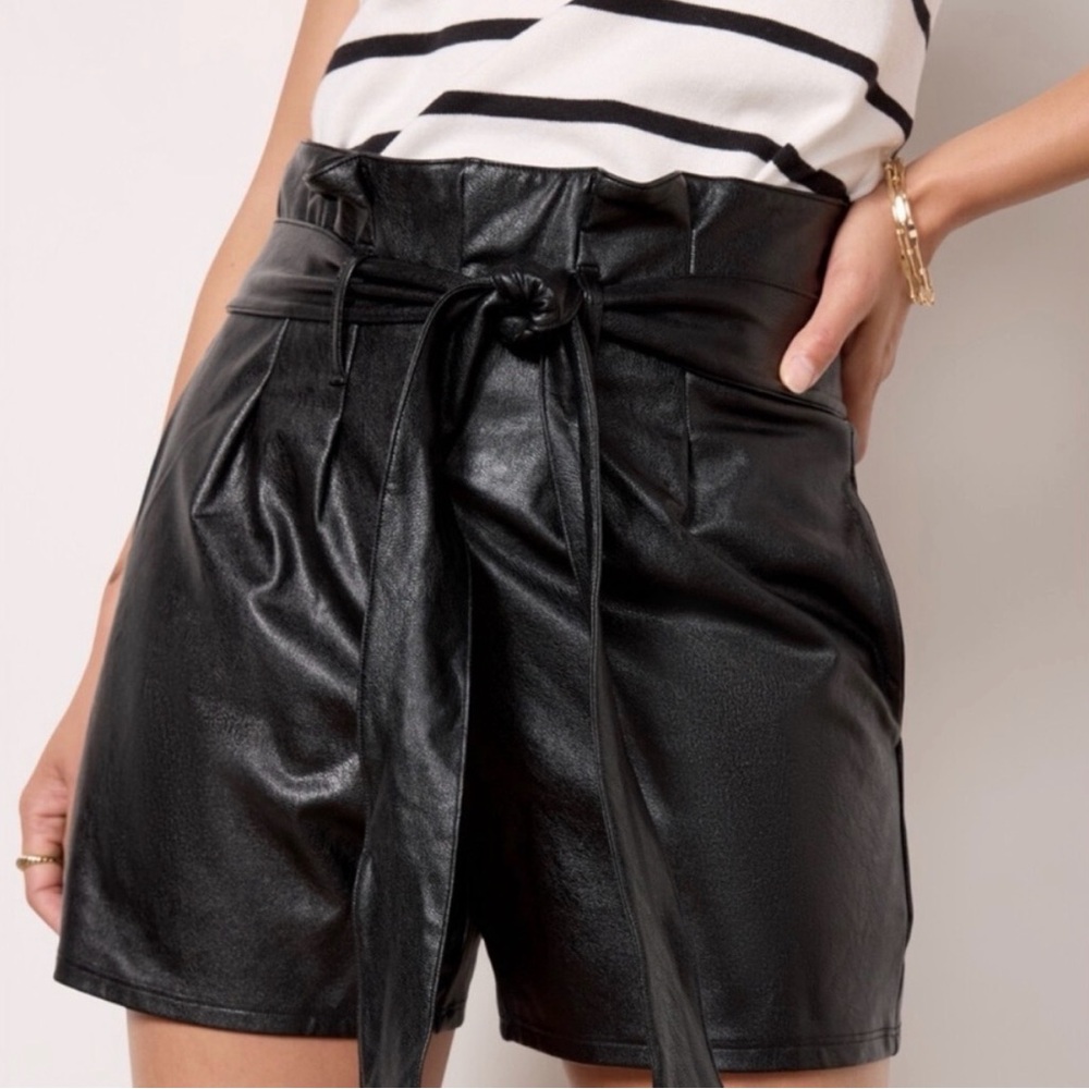 Commando by Evereve Black High-Waisted Faux Leather Shorts sz L